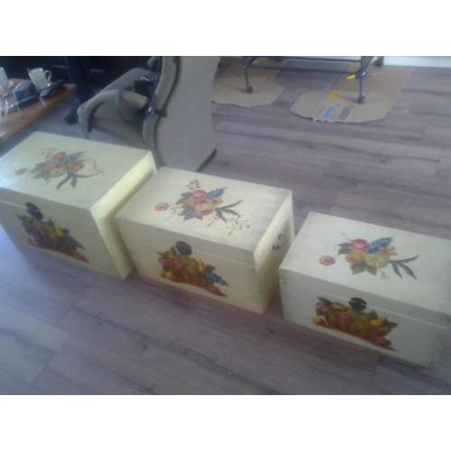 Drie houten opbergkisten om kerstspullen te bewaren