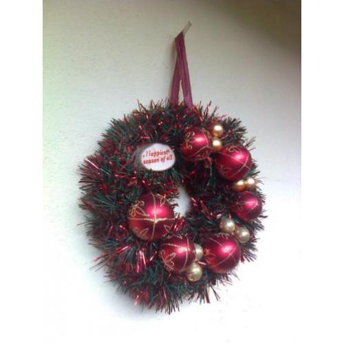 Kerstkrans/kerst krans gouden ballen rode kerst decoratie.