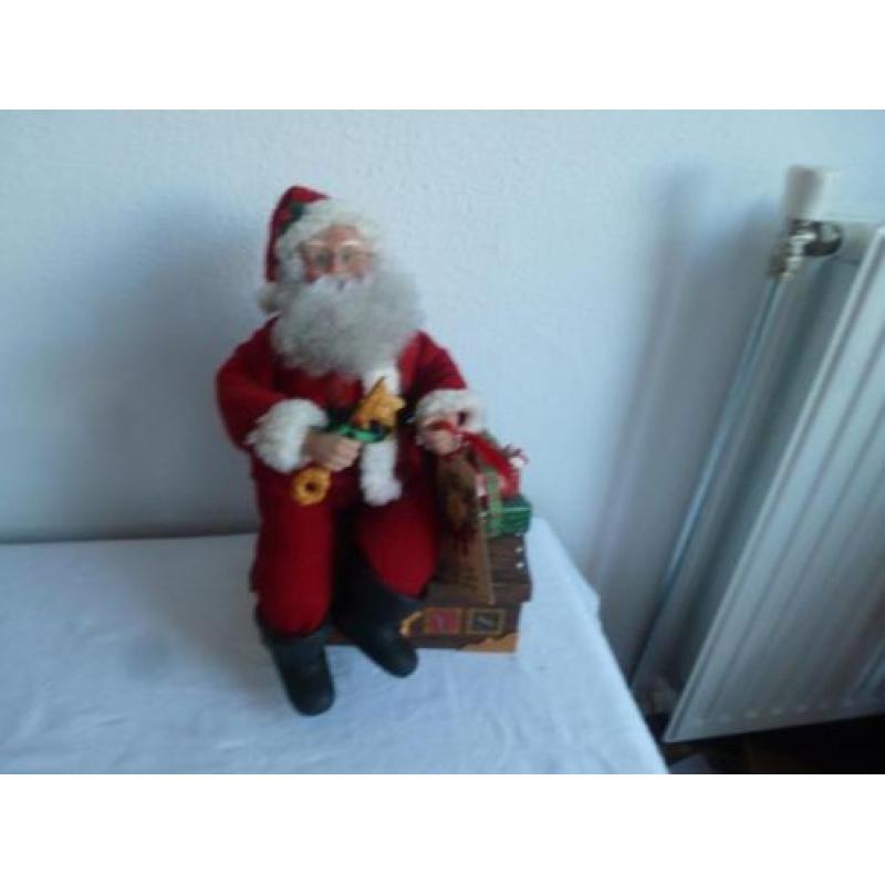 Kerstman zittend op een speelgoedkist