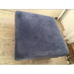 Te koop: vierkante poef met houten poten