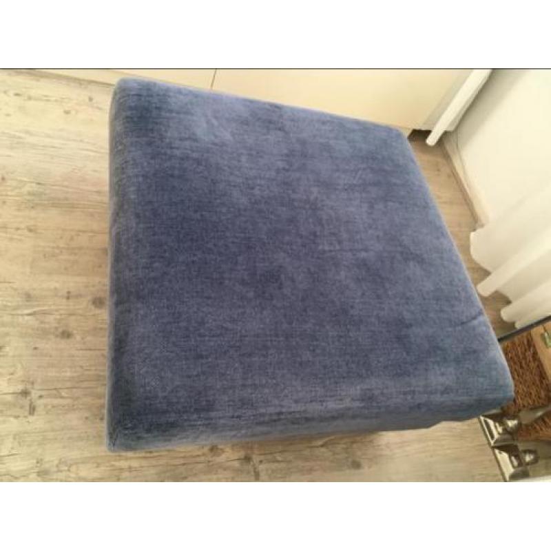 Te koop: vierkante poef met houten poten