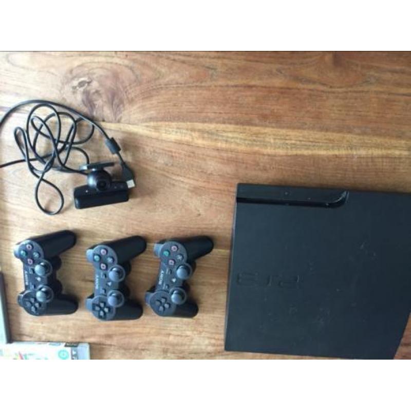 PlayStation 3 met 3 controllers en spellen
